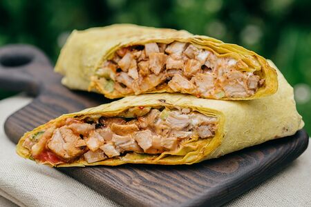 Большая шаурма со свининой на углях