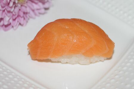 Суши с лососем