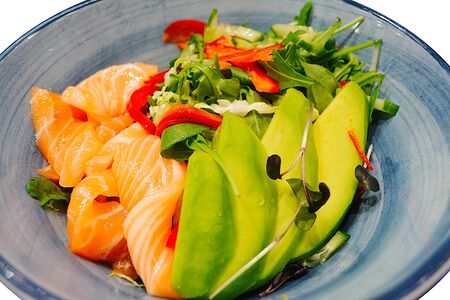 Салат из лосося и авокадо