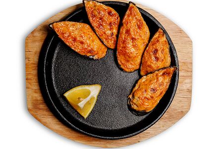 Запечённые мидии в соусе спайси