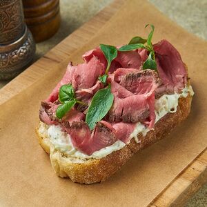 Брускетта с ростбифом