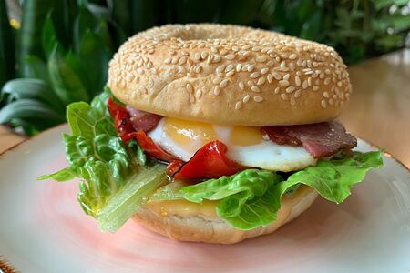 Бейгл с беконом и яйцом