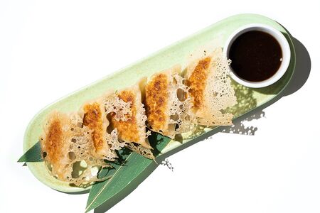 Гёдза со свининой и трюфельным понзу