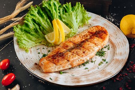 Лосось с гранатовым соусом