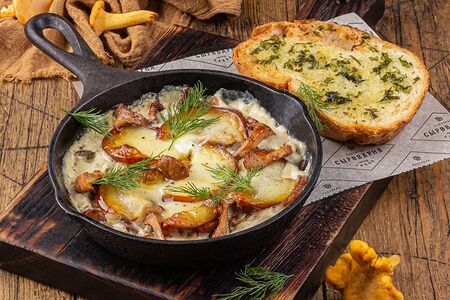 Лисички с копченным сыром Скаморца