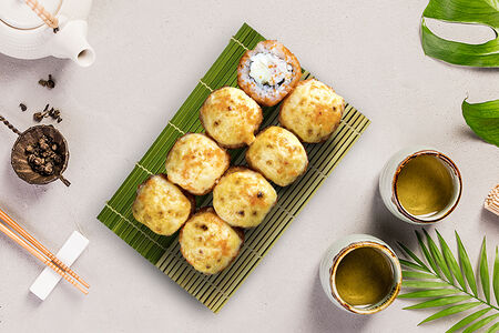 Гриль-ролл с крабом и тобико