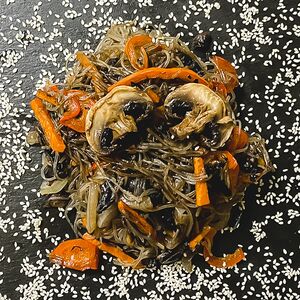 Фунчоза с грибами, овощами и кунжутом