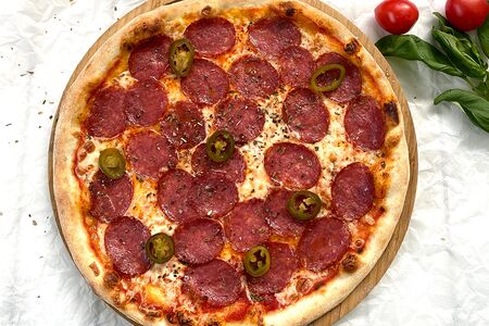 Пикантная пицца с салями