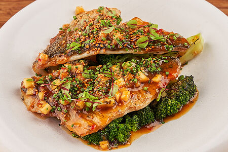 Дорадо на теппане, брокколи, соус чили ананас