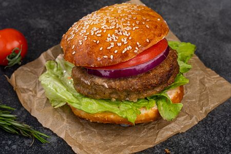 Гамбургер с говяжьей котлетой