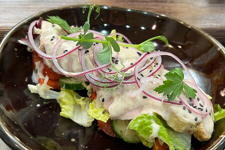 Салат с бужениной под ореховым соусом