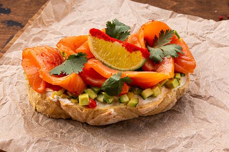 Брускетта с лососем и сыром филадельфия