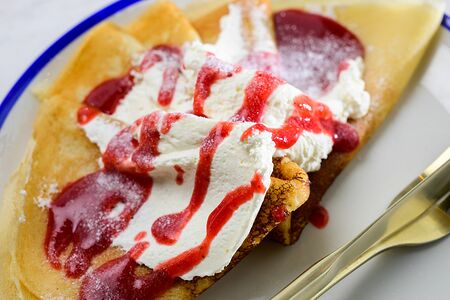 Блины с клубничным соусом