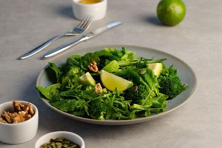 Зеленый салат с брокколи и авокадо