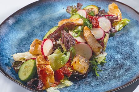 Салат с лососем