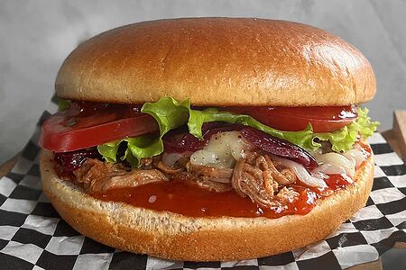 Бургер с рваной телятиной