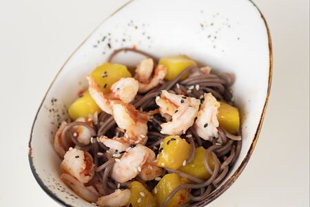 Лапша соба с креветками в соусе из манго