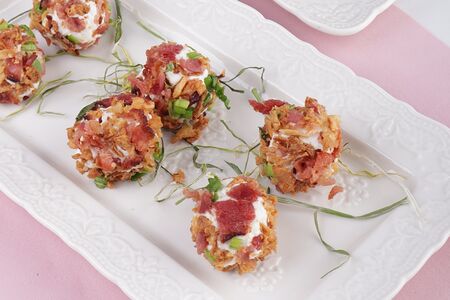 Сырный трюфель с крем-сыром дорблю, хлопьями бекона и лук криспи