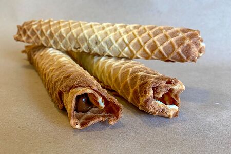 Вафельная трубочка с вареной сгущенкой