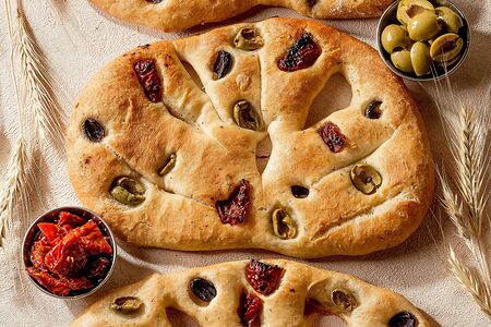 Хлеб Фугас с оливками и маслинами