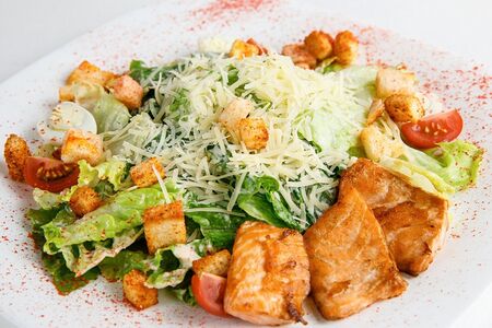 Салат Цезарь с лососем