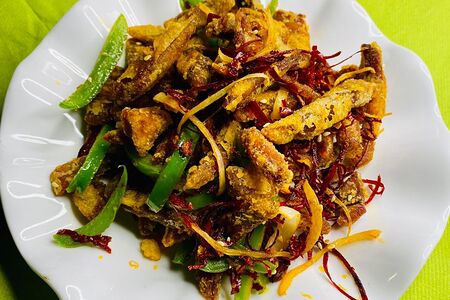 Язык стружкой с красным перцем