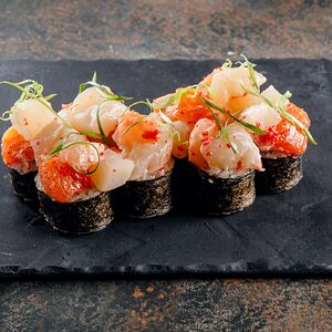 Ролл с лососем и гребешком