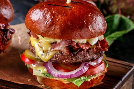Бургер с рваной говядиной