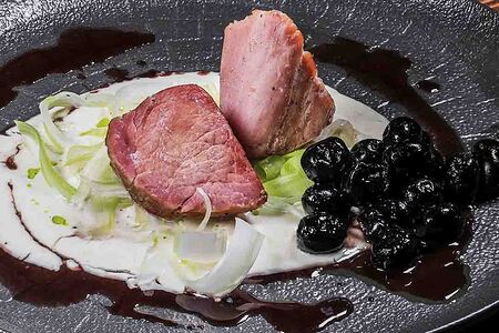 Свиная вырезка с маслинами