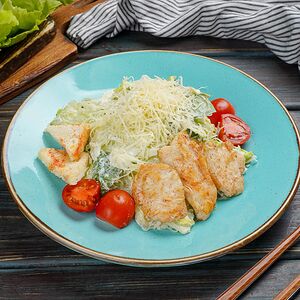Салат цезарь с курицей