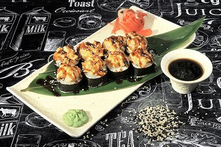 Запечённый ролл с крабом и лососем