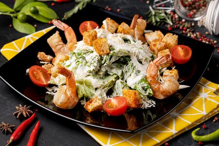 Цезарь с тигровой креветкой