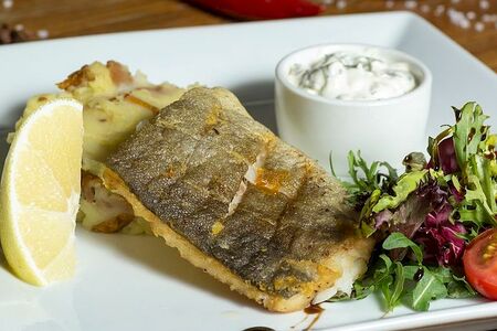 Треска с картофельным пюре и вялеными томатами