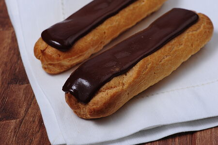 Эклер шоколадный