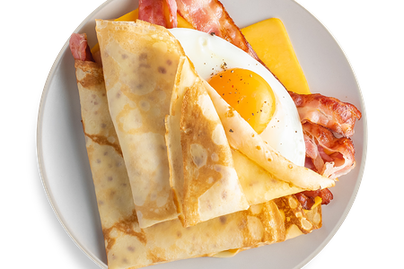 Блинчики с беконом, сыром и глазуньей