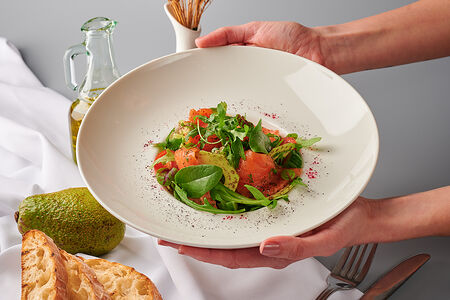 Салат с лососем и авокадо