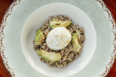 Зеленая гречка с яйцом пашот и авокадо