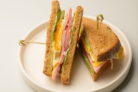 Сэндвич с ветчиной и сыром чеддер