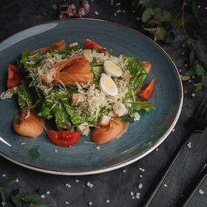 Салат Цезарь с лососем