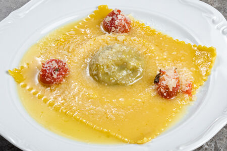 Равиоли с томленой щекой и полентой