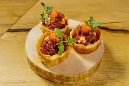 Тартар из говядины с икрой омуля