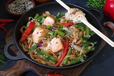 Вок по-тайски с лососем