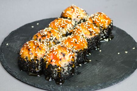 Запечённый ролл с креветкой