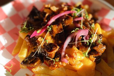 Путин с мясом курицы с перечным соусом