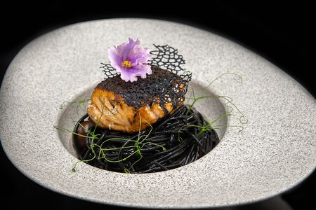 Чёрные спагетти с лососем