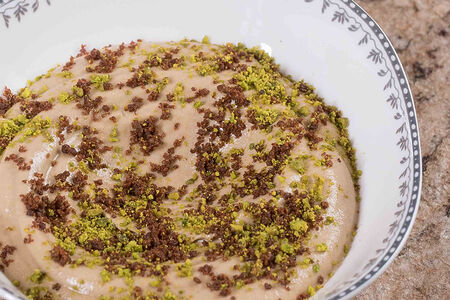 Баклажан с сациви и солодовым крамблом