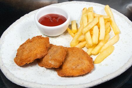 Куриные наггетсы с жареным картофелем