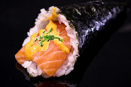 Хенд ролл с лососем