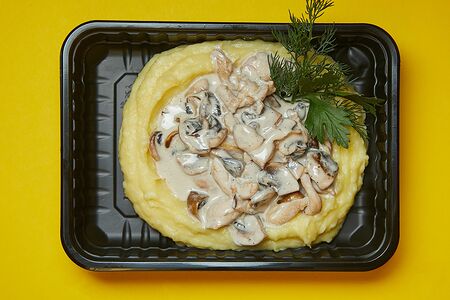 Бефстроганов из куриного бедра с пюре