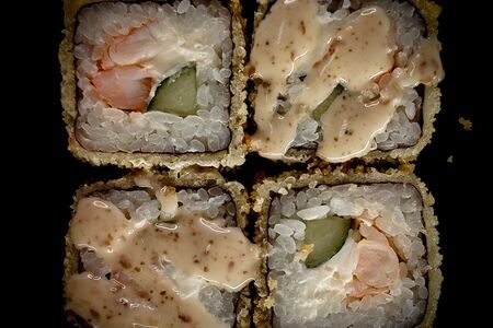 Жареный ролл Горячий с креветкой